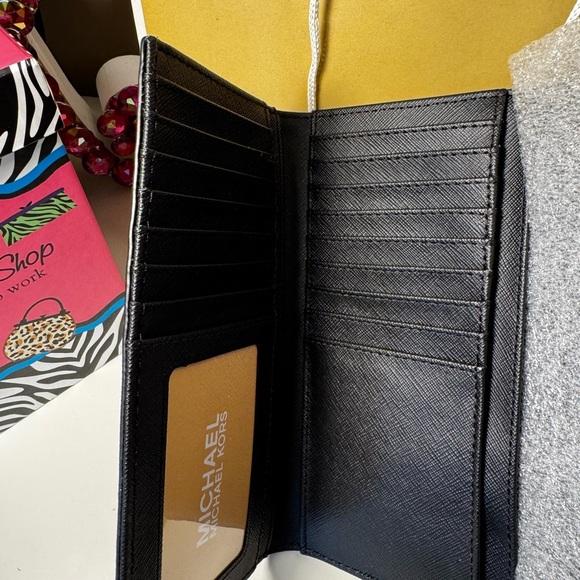 Michael Kors Jet Set Travel Wallet NWT - Picture 4 of 6